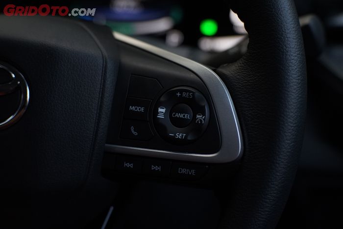 Tombol Adaptive Cruise Control pada Toyota Veloz Hybrid.