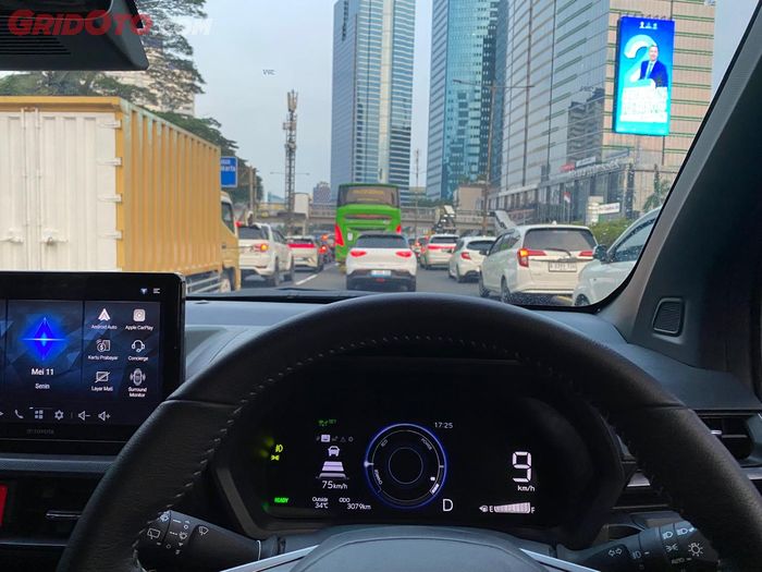Toyota Veloz Hybrid aktif dengan Adaptive Cruise Control di kemacetan Tol Dalam Kota.