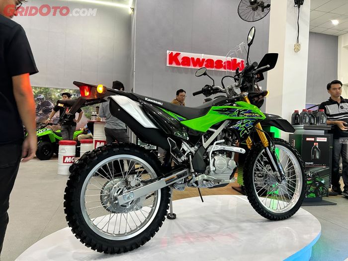 Bentuk cover body, mesin dan kaki-kaki Kawasaki KLX150 XPL tidak berbeda dengan KLX150 biasa