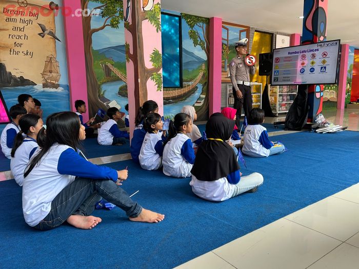 Anak-anak mendapatkan sesi pengenalan rambu-rambu lalulintas dari tim Korlantas Polri