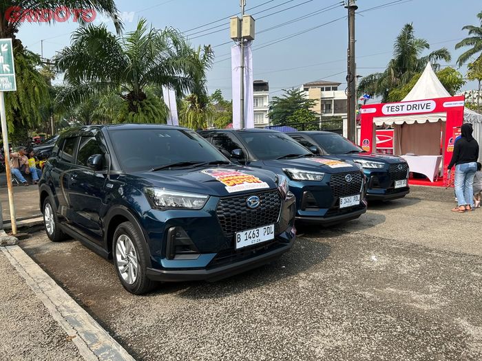 Pengunjung Daihatsu Kumpul Sahabat Depok juga bisa test drive langsung Daihatsu Rocky e Smart Hybrid