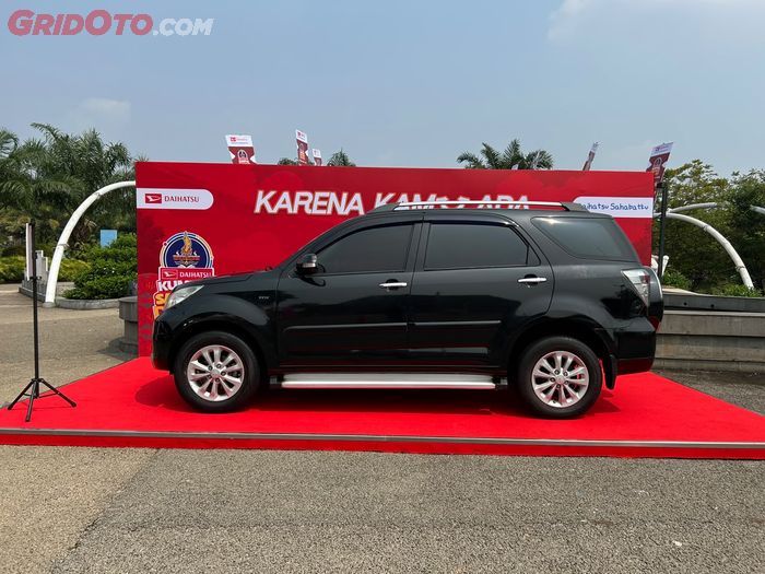 Daihatsu Terios keluaran 2012 dengan jarak tempuh lebih dari 100.000 kilometer ini terlihat sangat terawat dan masih menawan
