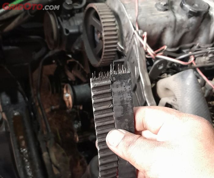 Timing belt mobil putus
