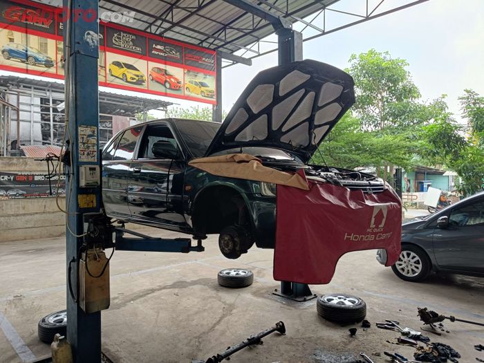Ilustrasi servis mobil di bengkel spesialis