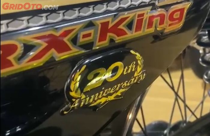 Emblem khusus di samping kanan dan kiri