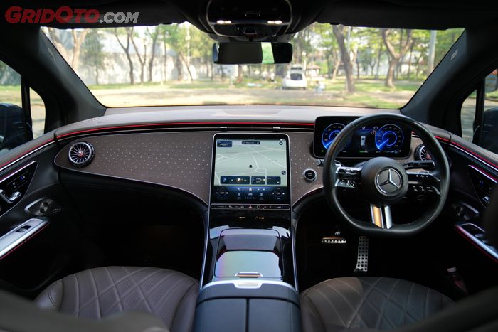 Interior premium Mercedes-Benz EQE 350 SUV yang senyap