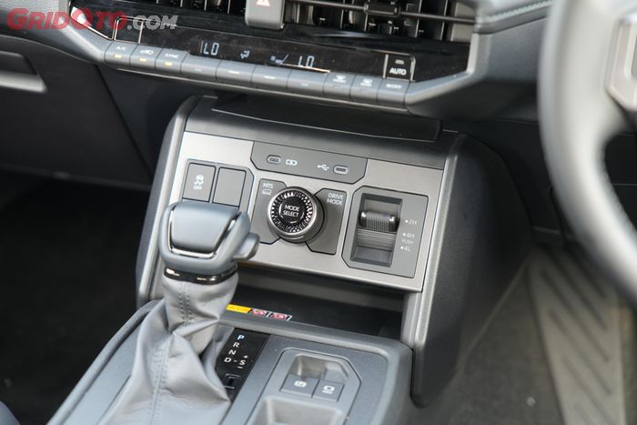 Fitur berkendara Toyota Hilux terbaru mulai dari 4WD switch, mode berkendara, hingga Multi-terrain System 