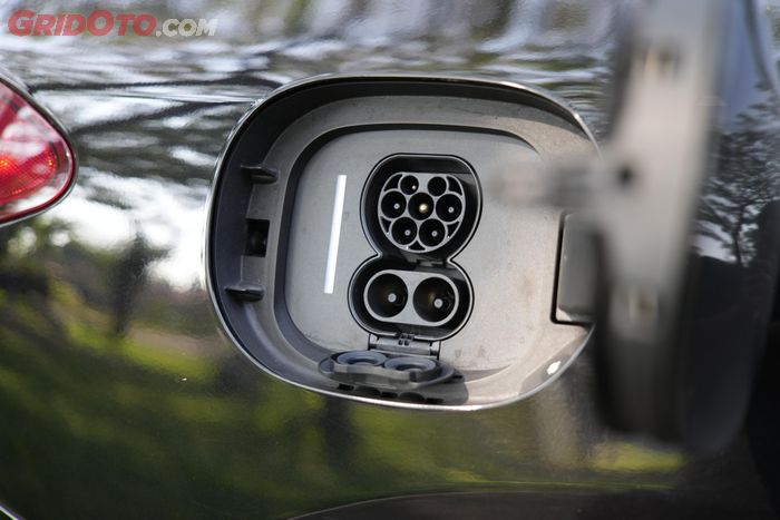 Mercedes-Benz EQE 350 SUV dengan port charger AC Type 2 dan DC CCS2