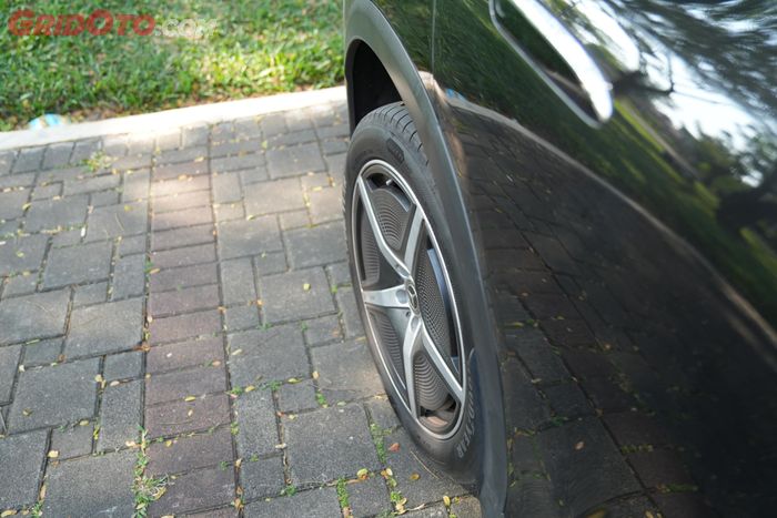 Rear wheel axle Mercedes-Benz EQE 350 SUV dengan sudut belok 10 derajat