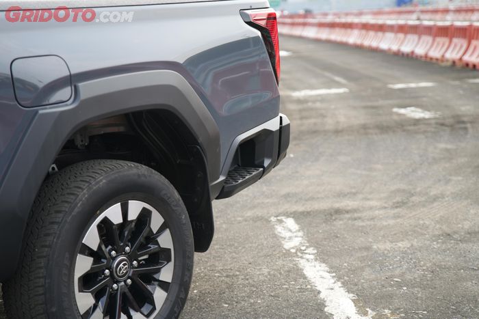 Rear Deck Step yang baru di Toyota Hilux