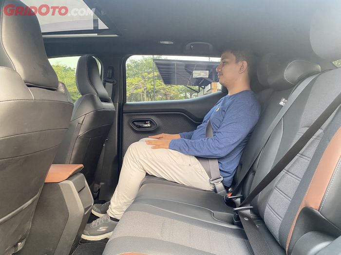 Ilustrasi duduk di baris kedua Suzuki e Vitara.