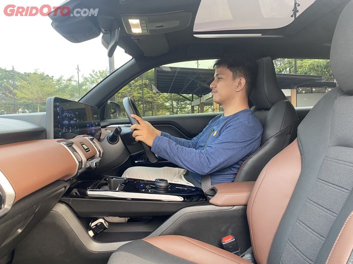 Duduk di sisi pengemudi Suzuki e Vitara rasanya commanding.