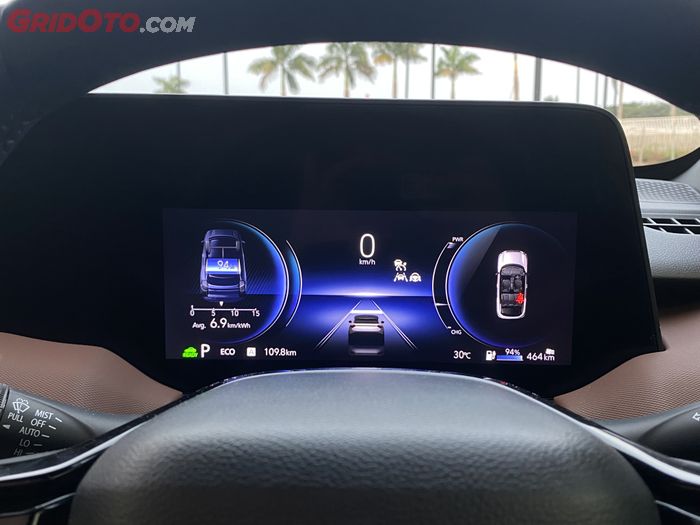 Pada instrumen kluster Suzuki e Vitara, seringkali kami dapat jarak tempuh lebih jauh dari klaim.