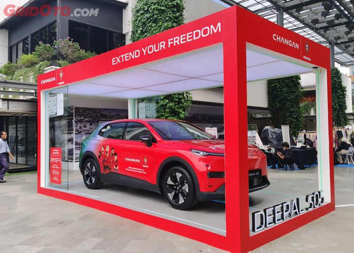 Changan Deepal S05 dengan wrap warna timnas Portugal di One Satrio.
