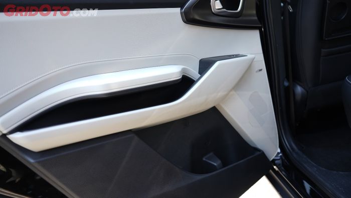Bentuk handle pintu terlihat elegan