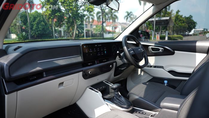 Baris depan punya banyak tempat penyimpanan 