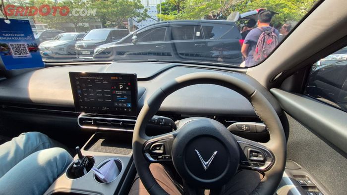 Tampilan kokpit VF MPV 7 saat GridOto menjajalnya