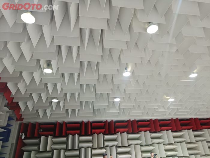 Atap laboratorium NVH SGMW Wuling di China dibuat meyudut