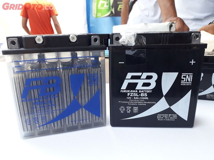 Ilustrasi aki basah (kiri) dan aki kering (kanan)