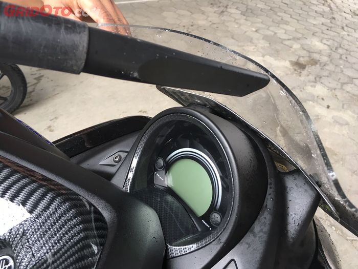 Gunakan blower untuk mengeringkan bagian dalam windshield