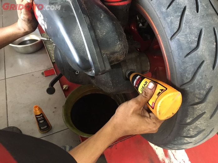 Ilustrasi oli transmisi motor matic