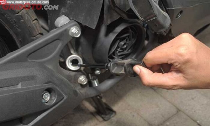 Cek oli mesin menggunakan dip stick lebih akurat dan aman untuk mesin motor kalian