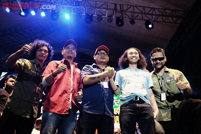 Arga Widya Loka (dua dari kanan) foto bersama dengan Lulut Wahyudi (tengah) dan Ari Kusumo Wibowo (dua dari kiri) perwakilan dari Suryanation Motorland dan perwakilan keluarga besar Kustomfest.