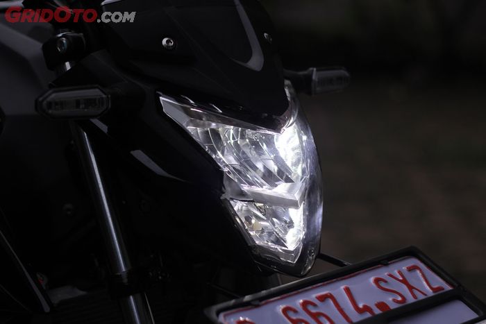 Lampu utama CB150R Streetfire, terang tapi terlalu putih