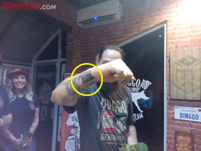 Christian Sosa dengan tato logo Kustomfest &quot;No Boundaries&quot; di lengan kanannya