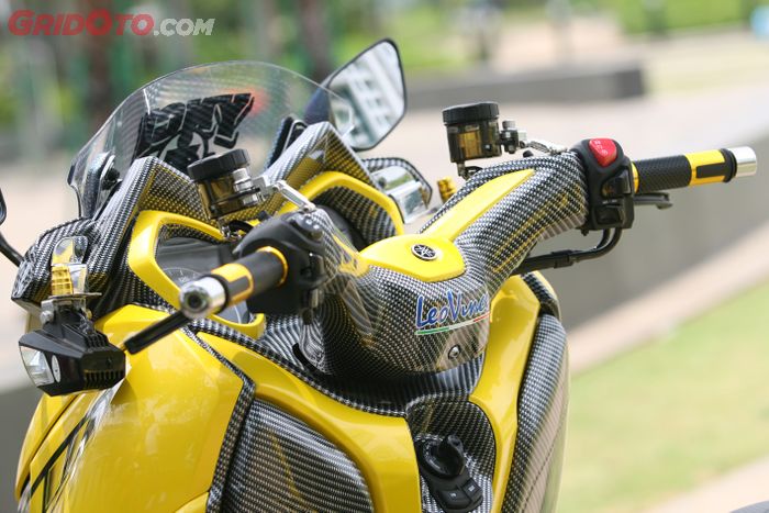 Yamaha XMAX 250 Dicat Warna Kuning Ferrari