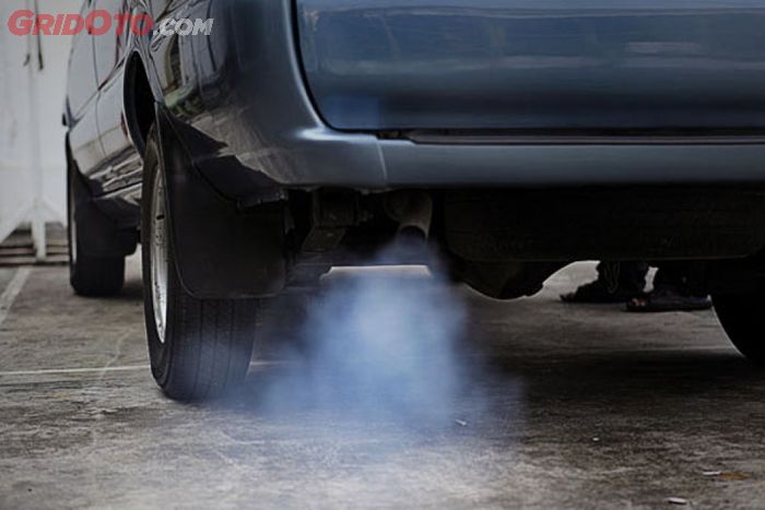 Ilustrasi. Jika asap knalpot pedih atau bau menyengat, menandakan pembakaran mesin mobil bermasalah.