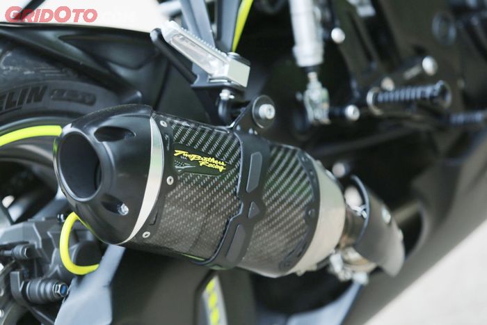 Yamaha R25 milik Kristian Iskandar yang diberi livery khas helm Valentino Rossi saat test GP Valenci