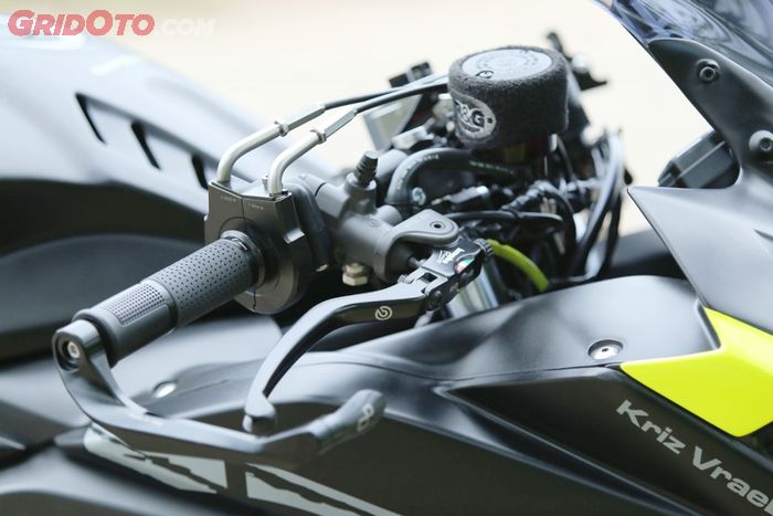 Yamaha R25 milik Kristian Iskandar yang diberi livery khas helm Valentino Rossi saat test GP Valencia 2013
