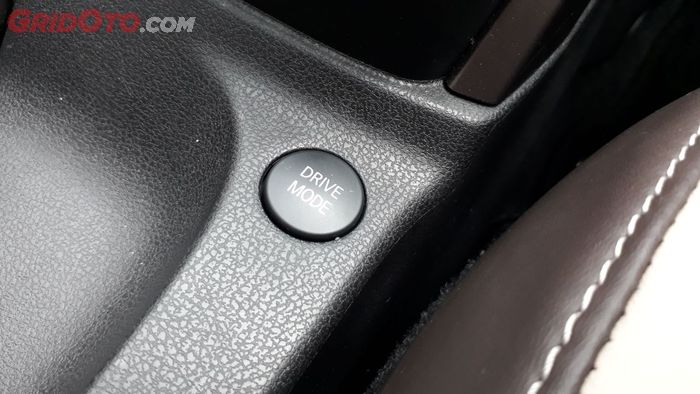 Pilihan mode berkendara di Nissan Note bisa dipilih dari tombol ini