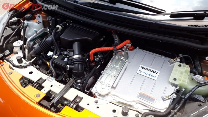 Ruang mesin Nissan Note terlihat padat karena ada tambahan inverter