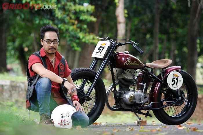 Tommy Dwi Djatmiko dan motor Indian Brave lansiran tahun 1951 miliknya