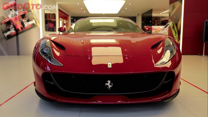 Tampilan depan Ferrari 812 Superfast pengganti F12 Berlinetta