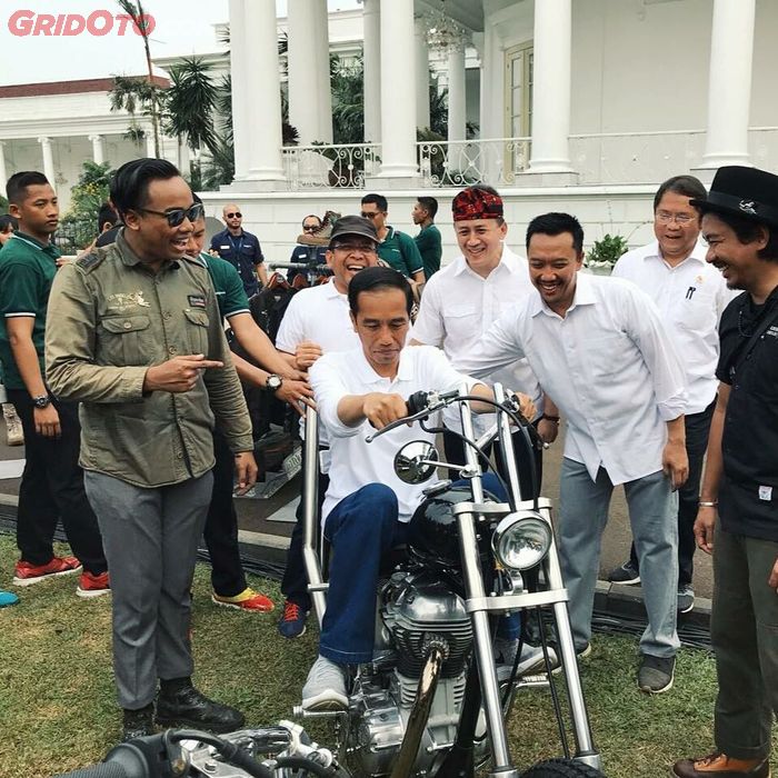 Presiden Jokowi jajal motor chopper di perayaan hari Sumpah Pemuda