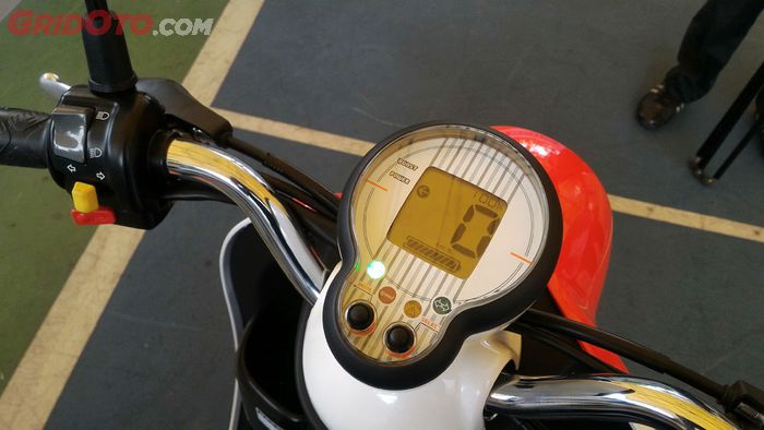 Lampu hijau harus menyala, baru Yamaha E-Vino bisa digas dan melaju