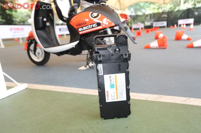 Baterai Yamaha E-Vino bisa dilepas jadi charge di rumah saja