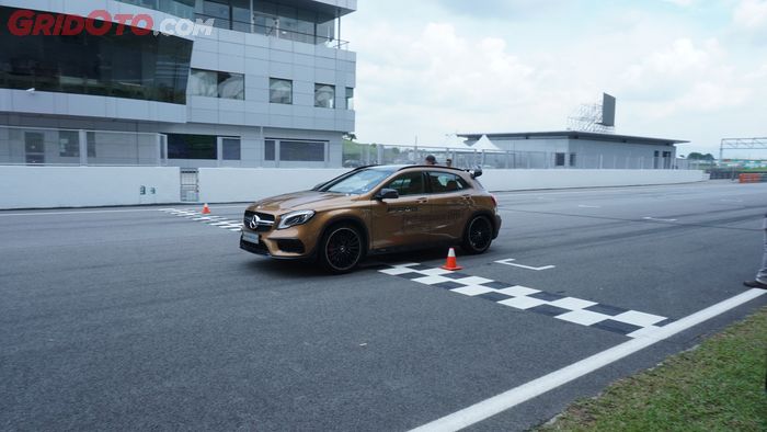 Start drag race dengan Mercedes-AMG GLA 45 yang menggunakan fitur launch control