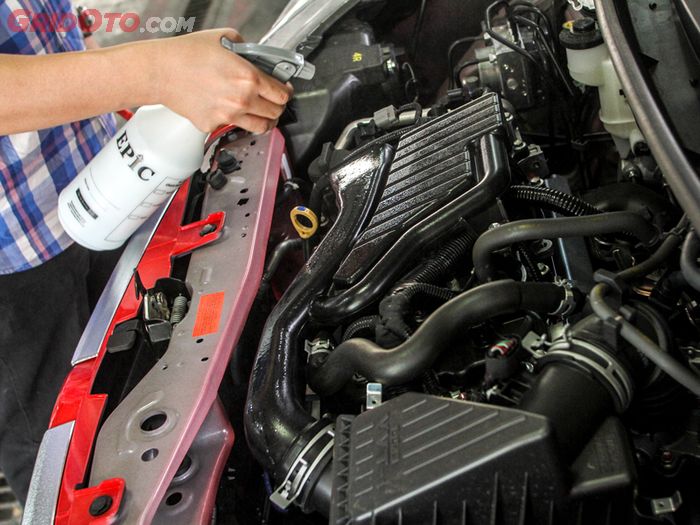 Mencuci mesin mobil sebaiknya gunakan cairan engine degreaser agar kotoran lebih cepat rontok.