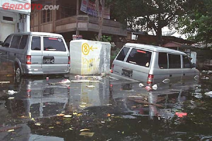 Mobil terendam banjir