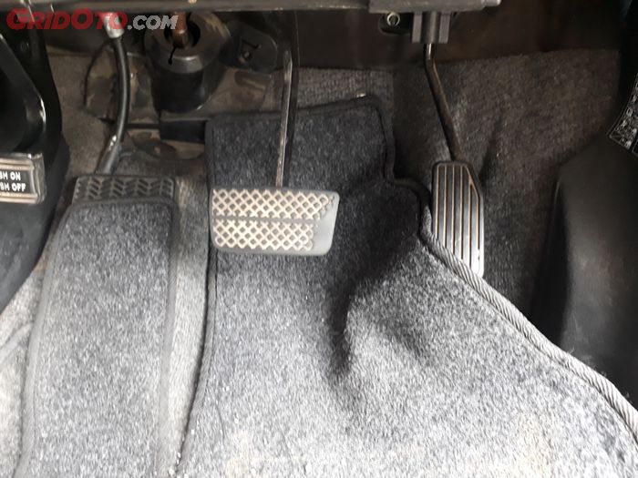 Bahaya karpet mobil yang menyangkut di pedal gas