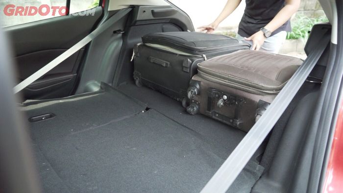 Bagasi Mazda3 muat dua  koper berukuran besar, serta jok baris kedua bisa dilipat rata lantai