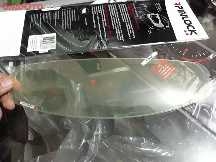 Pelapis visor helm anti embun merek Pinlock