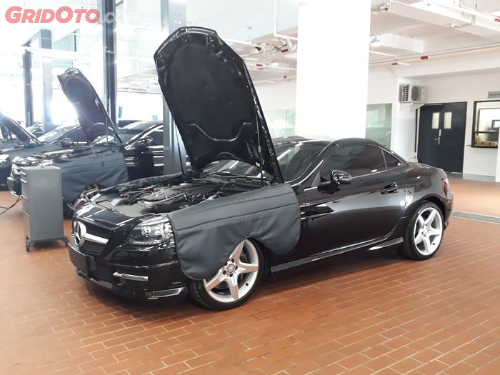 Ilustrasi suasana di bengkel Mercedes-Benz