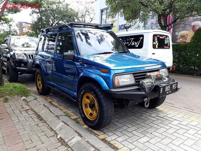 Suzuki Escudo kelir biru