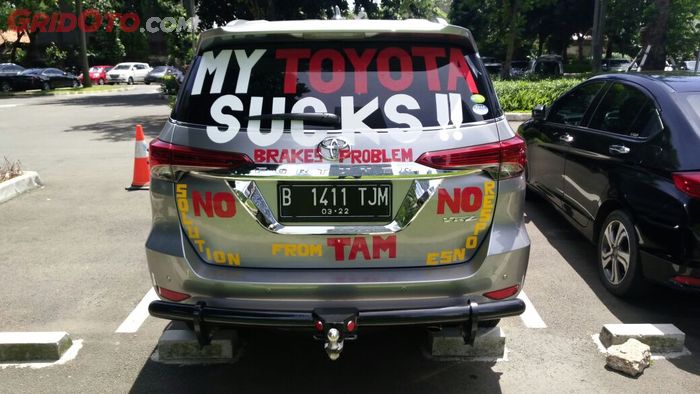 Bagian Belakang Toyota Fortuner Yang Berisi Kata-Kata Protes