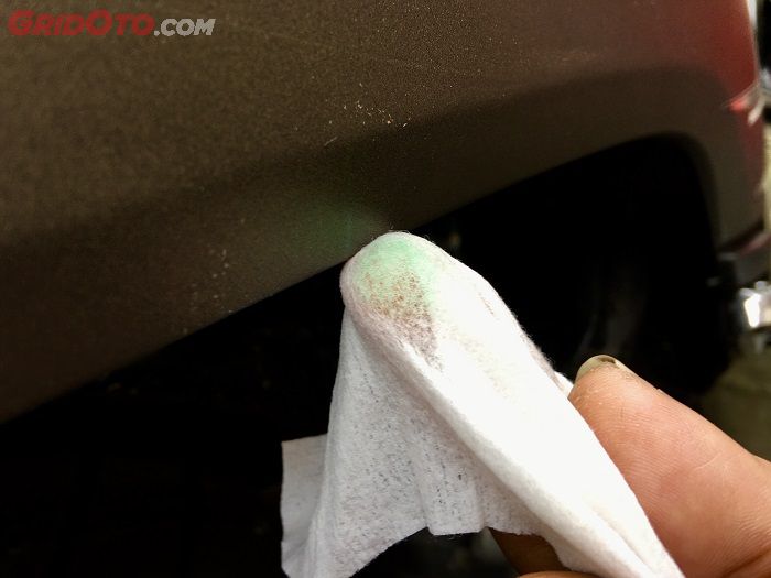 Bersihkan label motor baru menggunakan kain basah
